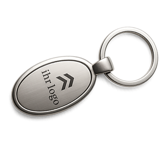Ovallförmiger Metallschlüsselanhänger mit eingraviertem Logo und Doppelpfeil.