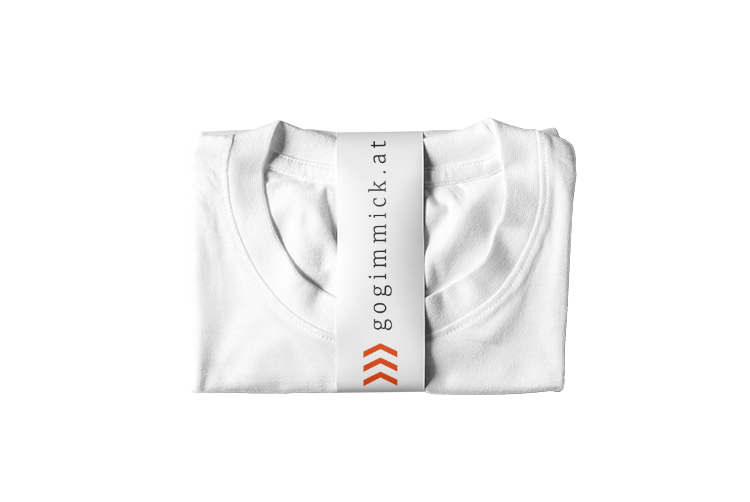 Gefaltetes weißes T-Shirt mit weißer Banderole, auf der „gogimmick.at“ und ein oranger Pfeil abgebildet sind.