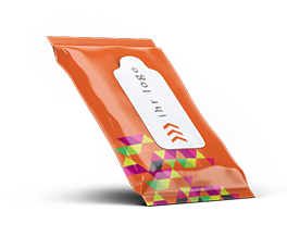 Orangene Bonbonverpackung mit buntem Dreiecksmuster und weißem Etikett, auf dem „ihr logo“ steht.